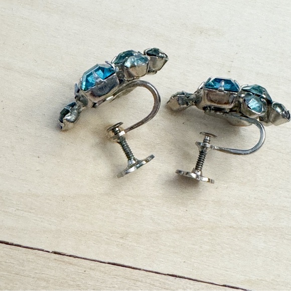 Vintage Gorgeous Aqua Blue Rhinestone Earrings Screw Back Cluster Earrings - Picture 9 of 10